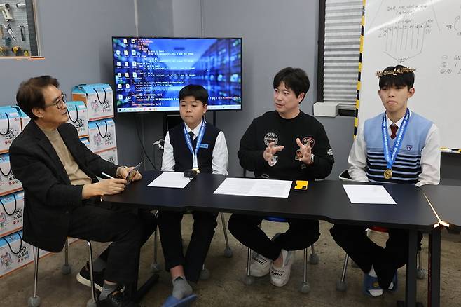 ▲ 경북일보TV '만나GO' 프로그램이 5일 오후 대구 북구 복현동 로봇창의융합학원에서 녹화되고 있다. 왼쪽부터 임한순 진행자, 청구중 1년 이도경, 이준혁 지도강사, 경상고 1년 박원빈. 김영환 기자 yhk@kyongbuk.com