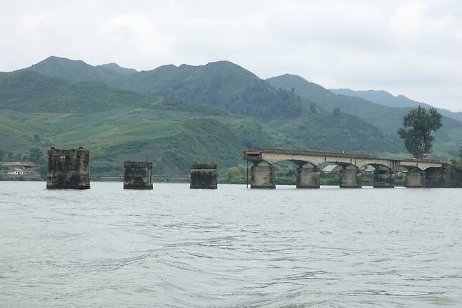 북한 청수군과 중국 콴텐현 허커우를 잇는 청성단교. 한국전쟁 당시 미군이 폭파해 끊어진 다리다. <박진관기자>
