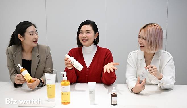 (왼쪽부터)마녀공장의 윤인선 국내마케팅팀장, 강다영 상품기획팀장, 오혜성 글로벌마케팅팀장이 마녀공장의 주요 제품에 대해 소개하고 있다. / 사진=이명근 기자 qwe123@