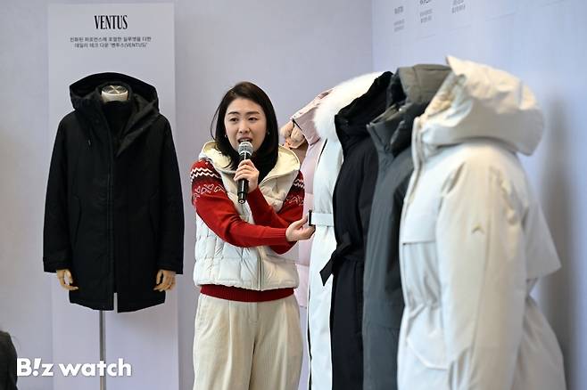 김다름 네파 의류기획팀장이 6일 서울 네파 청계산점에서 열린 '네파 25FW 미디어 데이'에 참석해 신제품 설명을 하고 있다./사진=이명근 기자 qwe123@