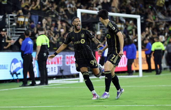 드니 부앙가와 손흥민(이상 LAFC). 사진=AFPBB NEWS