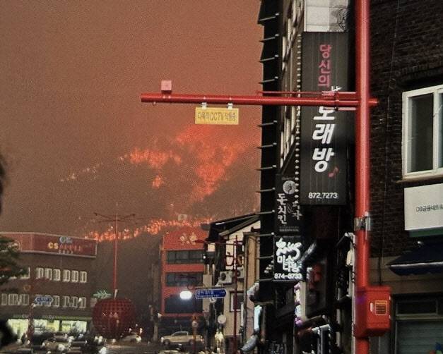 지난 3월 경북 의성에서 발생한 산불이 청송읍내 뒷산까지 확산해 주민들을 위협하고 있다. (사진=연합뉴스)