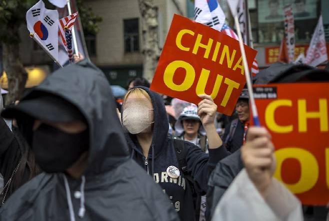 3일 서울 종로구 동대문역 인근에서 열린 자유대학 정부 규탄 집회에서 참가자들이 피켓을 들고 구호를 외치고 있다. 2025.10.03. (사진=뉴시스)