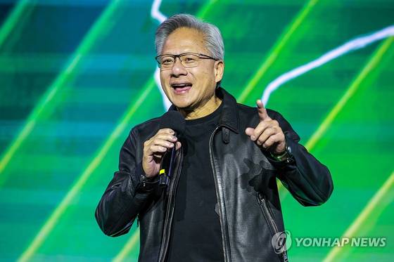 젠슨 황 엔비디아 최고경영자가 지난달 30일 서울 코엑스에서 열린 엔비디아의 그래픽카드(GPU) '지포스' 출시 25주년 행사에서 단상에 올라 발언하고 있다. 〈사진=공동취재 / 연합뉴스〉