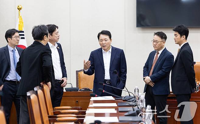 6일 서울 여의도 국회에서 열린 제429회국회(정기회) 국방위원회 제1차 군복지개선소위원회에서 성일종 위원장이 의원들과 대화하고 있다. 2025.11.6/뉴스1 ⓒ News1 이승배 기자