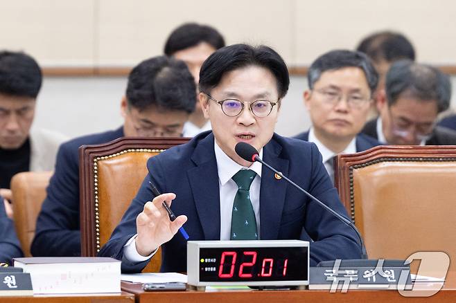 김정관 산업톨상부 장관이 6일 서울 여의도 국회에서 열린 법제사법위원회 제429회국회(정기회) 제12차 전체회의에 출석해 의원 질의에 답변하고 있다. 2025.11.6/뉴스1 ⓒ News1 이승배 기자