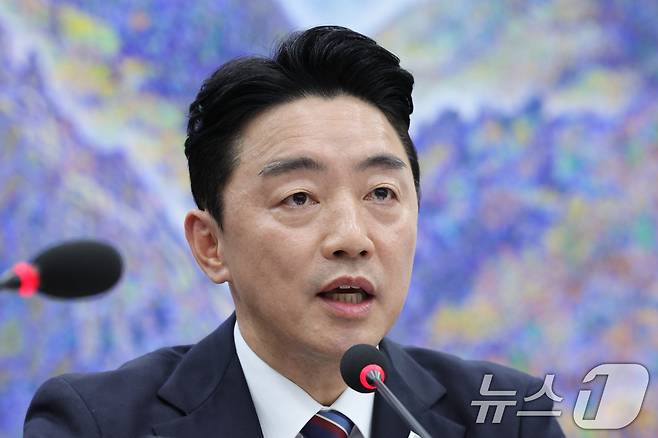 강훈식 대통령 비서실장이 6일 서울 여의도 국회에서 열린 국회운영위원회의 대통령비서실 등에 대한 국정감사에서 의원 질의에 답변하고 있다. 2025.11.6/뉴스1 ⓒ News1 신웅수 기자