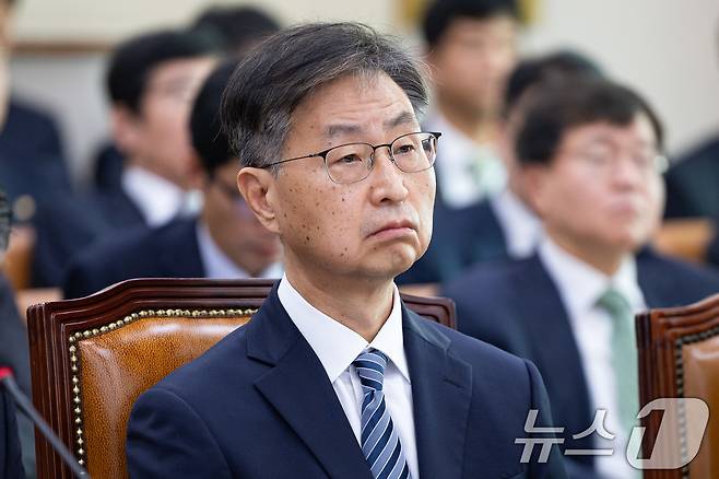 최재해 감사원장이 지난달 30일 서울 여의도 국회에서 열린 법제사법위원회의 법무부 등에 대한 국정감사에서 의원 질의를 경청하고 있다. 2025.10.30/뉴스1 ⓒ News1 유승관 기자