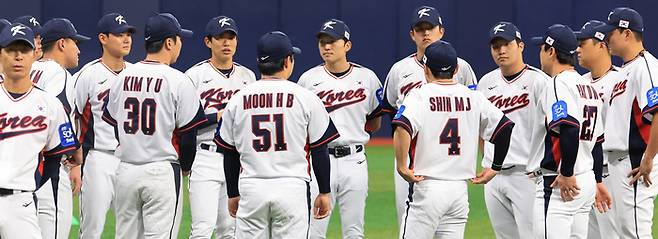 2025 K-베이스볼 시리즈에 나설 야구대표팀 선수들이 4일 고척스카이돔에서 열린 훈련에 앞서 미팅을 하고 있다. 사진 | 고척=연합뉴스