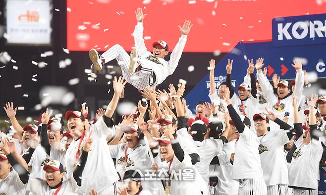 LG 선수들이 31일 대전 한화생명 볼파크에서 열린 2025 KBO 한국시리즈 우승 시상식에서 염경엽 감독을 헹가래하고 있다.대전 | 최승섭기자 thunder@sportsseoul.com