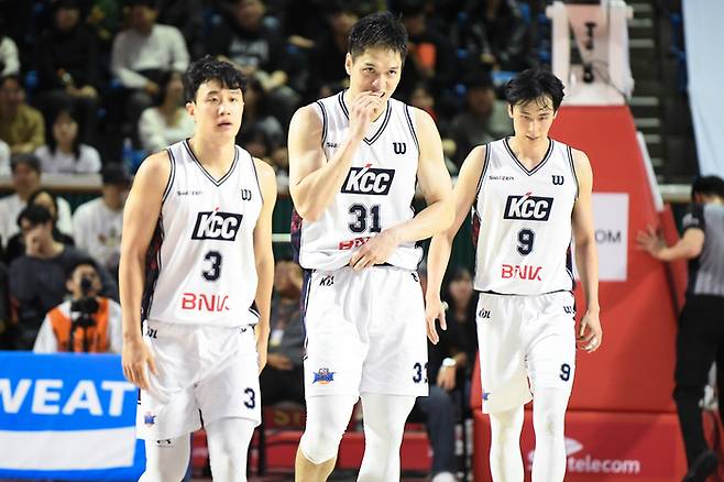 KCC 선수들이 경기 패배 후 망연자실한 표정을 짓고 있다. 사진 | KBL