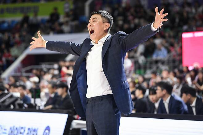 이상민 감독이 선수들에게 호통을 치고 있다. 사진 | KBL