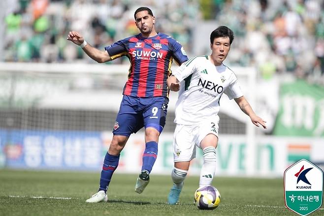 수원FC 싸박을 마크하는 김영빈. 제공 | 한국프로축구연맹