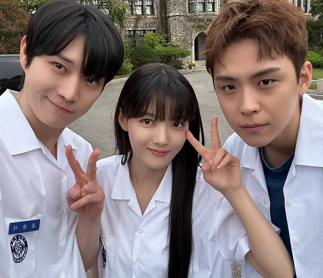 김영대-김유정-김도훈. 김유정 SNS.