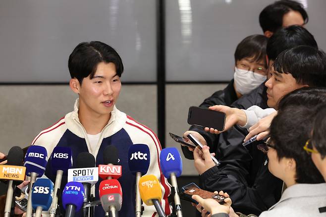 김혜성이 인터뷰에 임하고 있다. 사진 | 연합뉴스