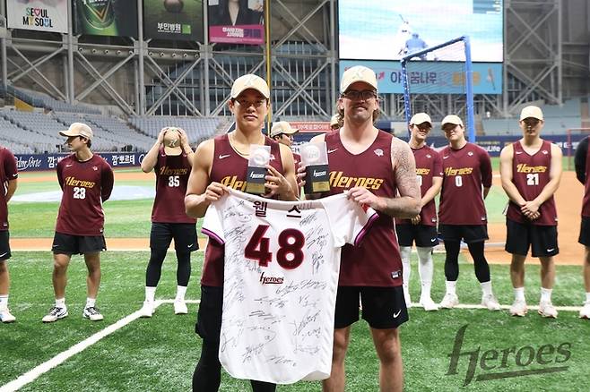 키움이 23일 서울 고척스카이돔에서 단기 대체 외국인 투수 라클란 웰스를 위해 송별 행사를 진행했다. 사진 | 키움 히어로즈
