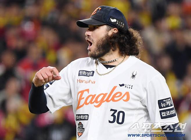 29일 대전 한화생명볼파크에서 열린 LG와 한화의 한국시리즈 3차전. 2회초 2사 1루 박동원을 삼진으로 처리한 폰세가 환호하고 있다. 대전=정재근 기자 cjg@sportschosun.com/2025.10.29/