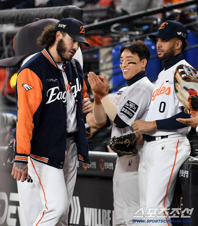 29일 대전 한화생명볼파크에서 열린 한국시리즈 3차전 한화 이글스와 LG 트윈스의 경기. 한화 폰세가 더그아웃에 들어서고 있다. 대전=박재만 기자 pjm@sportschosun.com/2025.10.29/