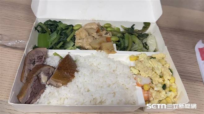 언론을 통해 공개된 라쿠텐 2군 선수단 식사. SET뉴스 보도 사진