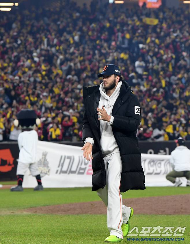 31일 대전 한화생명볼파크에서 열린 한국시리즈 5차전 한화 이글스와 LG 트윈스의 경기. 패한 한화 폰세가 마운드에서 흙을 챙긴 뒤 경기장을 나서고 있다. 대전=박재만 기자 pjm@sportschosun.com/2025.10.31/