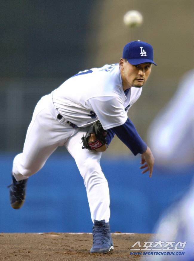 '코리안특급' 박찬호가 현역 17시즌 동안 달성한 124승의 메이저리그 아시아투수 최다승 기록이 당분간 깨지지 않을 전망이다. 유력한 경신 후보인 다르빗슈가 팔꿈치 수술을 받게 되면서 최소 향후 10년간은 기록이 유지될 가능성이 커졌다. LA다저스 시절 박찬호의 역동적인 투구장면. 스포츠조선 DB