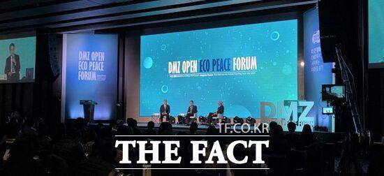 지난 3일 경기 고양시 '소노캄 고양'에선 열린 ‘DMZ OPEN 에코피스포럼’에서 ‘정의란 무엇인가’의 저자 마이클 샌델 교수(오른쪽)와 김동연 경기도지사(가운데), 최재천 이화여대 석좌교수가 대담을 진행하고 있다. /경기도