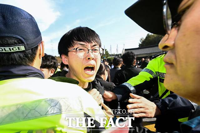 장동혁 대표의 참배에 항의하는 광주시민의 모습. /광주=뉴시스