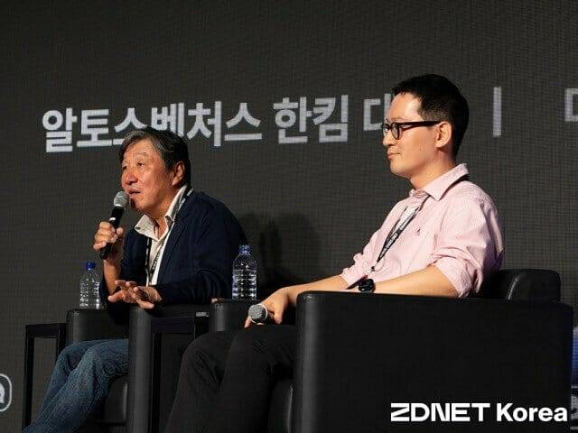 알토스벤처스 한킴 대표와 마이리얼트립 이동건 대표가 강연을 진행하고 있다