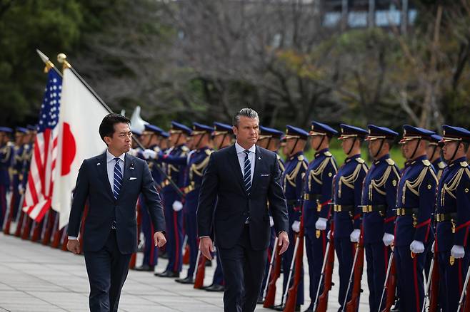 피트 헤그세스 미국 국방장관과 고이즈미 신지로 일본 방위대신이 10월 29일 일본 도쿄에서 의장대를 사열하고 있다. /EPA 연합뉴스