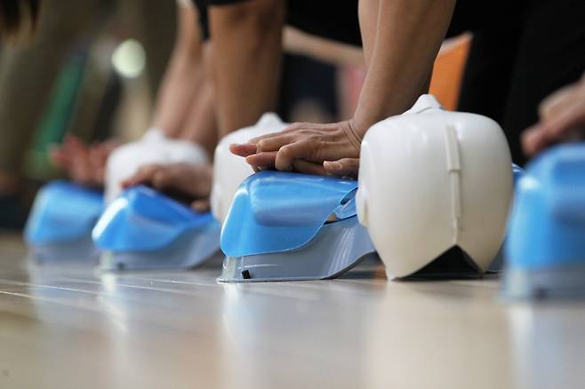 심폐소생술 골든타임은 단 4분이다. 사진은 서울 서초구청에서 2016년 심폐소생술 교육을 받는 시민들의 모습. /장련성 기자