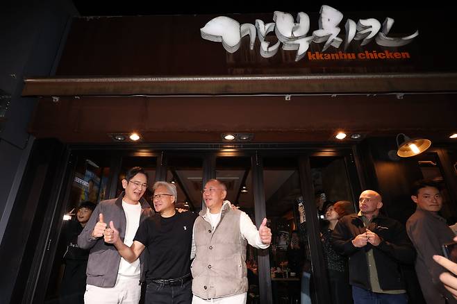 이재용(왼쪽부터) 삼성전자 회장, 젠슨 황 엔비디아 최고경영자(CEO), 정의선 현대차그룹 회장이 지난달 30일 저녁 서울 강남구 삼성동 깐부치킨 삼성점에서 '치맥' 회동을 마친 후 기념 촬영을 하고 있다. /뉴스1