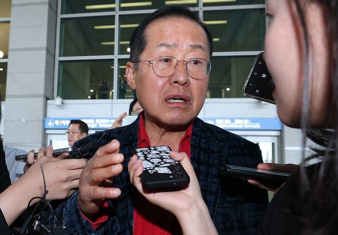 국민의힘 대선 경선에서 탈락한 뒤 정계 은퇴를 선언하고 하와이로 떠났던 홍준표 전 대구시장이 지난 6월 17일 인천국제공항을 통해 귀국해 인터뷰를 하고 있다./뉴스1