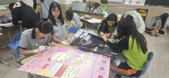 대전동화중학교 학생들이 싱가포르 자매학교 학생단 방문을 앞두고 환영 포스터를 함께 제작하며 국제교류 준비 활동을 하고 있는 모습. 학생들이 직접 기획·참여하는 교류를 통해 글로벌 감수성과 소통 역량을 키워가고 있다. 대전교육청 제공