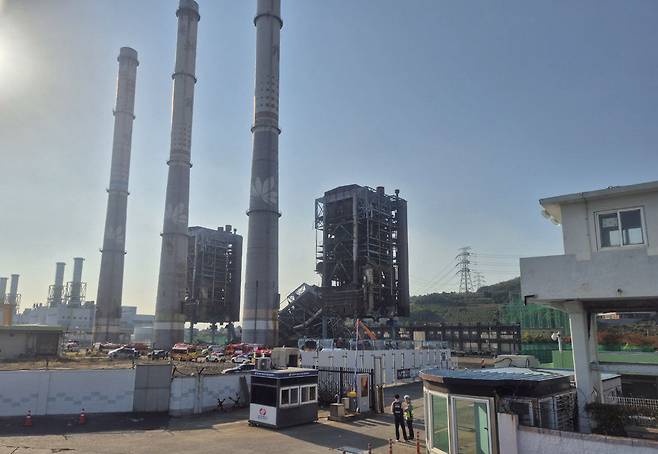 6일 오후 울산 남구 용잠로 울산화력발전소 내 구조물이 붕괴돼 있다. 이 사고로 근로자 7명이 매몰된 것으로 추정된다. 뉴스1