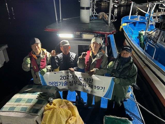 9월 진행된 강원귀어학교 도시민 어업기술 실무교육 19기 수강생들이 어선에 승선해 어업 실습을 하고 있다. 강원귀어학교 제공