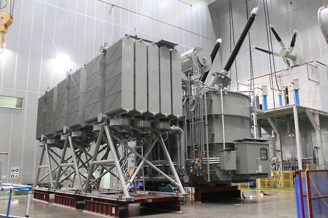 일진전기 400킬로볼트(㎸)급 변압기 출하 전 최종 시험 장면. 일진전기 제공