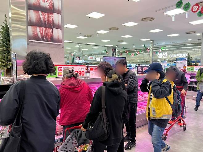 6일 서울 중구 롯데마트 제타플렉스 서울역점 축산코너에 '990원 삼겹살'을 사기 위한 고객들이 몰려 있다. 사진=김현지 기자