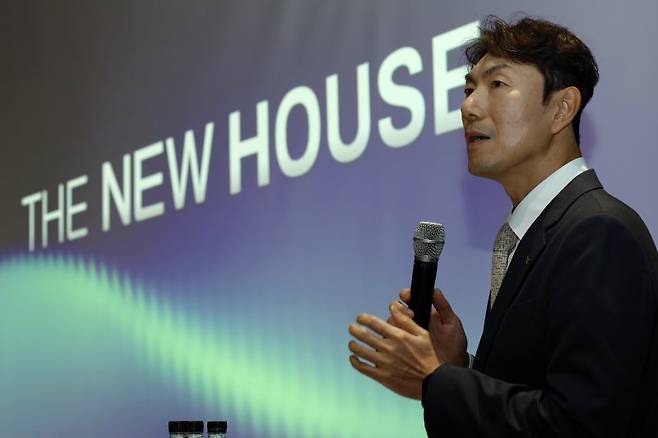 이형덕 현대건설 리뉴얼신사업팀장이 6일 서울 강남구 강남대로 디에이치 갤러리에서 열린 주택 신사업 미디어 쇼케이스에서 리뉴얼 신사업을 소개하고 있다. 뉴스1