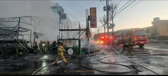 2월18일 오후 천안시 동남구 철물점 화재 사고. 현장 모습. 사진의 재배포를 금합니다. 충남 119특수대응단 해저터널구조대 제공