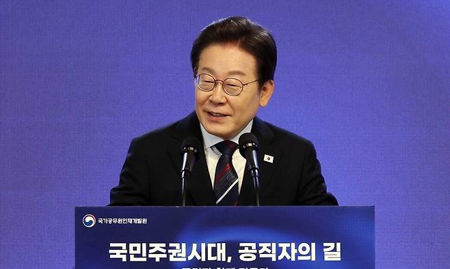 이재명 대통령이 14일 충북 진천군 국가공무원인재개발원 진천캠퍼스에서 열린 5급 신임관리자특강에서 강연하고 있다. 대통령실사진기자단