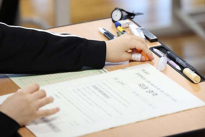 지난해 고등학교 3학년 교실에서 수험생들이 시험 준비를 하는 모습. 연합뉴스