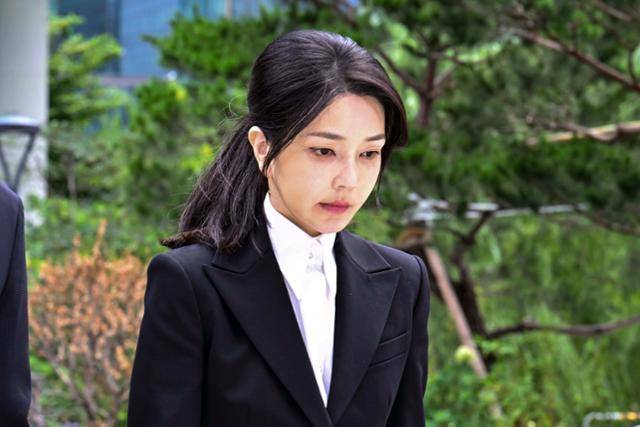 김건희 여사가 8월 6일 소환조사를 받기 위해 서울 종로구 민중기 특별검사팀 사무실로 들어서고 있다. 강예진 기자