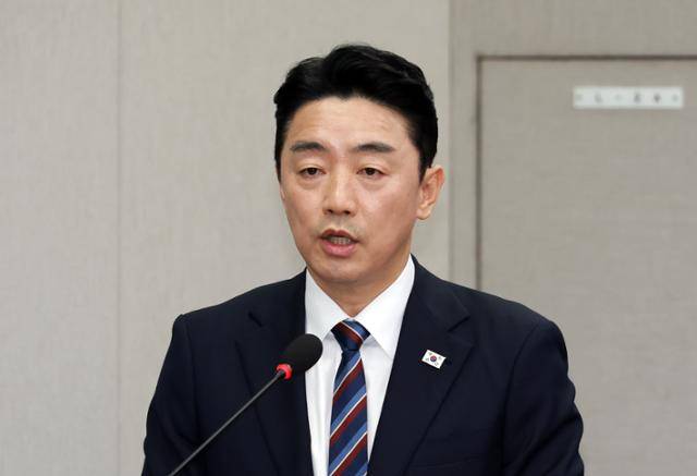 강훈식 대통령 비서실장이 6일 국회 운영위원회에서 열린 대통령실 국정감사에 참석해 업무보고를 하고 있다. 뉴시스