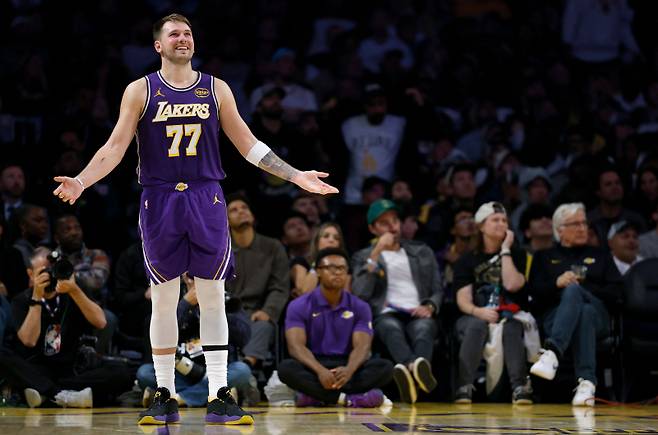 <yonhap photo-4739=""> LOS ANGELES, CALIFORNIA - NOVEMBER 05: Luka Doncic #77 of the Los Angeles Lakers reacts after a Laker foul during a 118-116 Los Angeles Lakers win over the San Antonio Spurs at Cryptocom Arena on November 05, 2025 in Los Angeles, California. Harry How/Getty Images/AFP. NOTE TO USER: User expressly acknowledges and agrees that, by downloading and or using this photograph, User is consenting to the terms and conditions of the Getty Images License Agreement. (Photo by Harry How/Getty Images) (Photo by Harry How / GETTY IMAGES NORTH AMERICA / Getty Images via AFP)/2025-11-06 15:34:01/<저작권자 ⓒ 1980-2025 ㈜연합뉴스. 무단 전재 재배포 금지, AI 학습 및 활용 금지></yonhap>