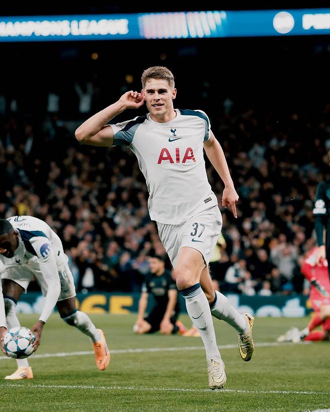 토트넘 판 더 펜이 5일 코펜하겐과의 2025~26 UCL 리그 페이즈 4차전서 팀의 세 번째 득점을 터뜨린 뒤 환호하고 있다. 사진=토트넘