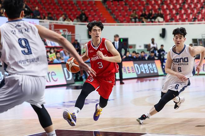 6일 울산동천체육관에서 열린 현대모비스와 소노의 2025~26 LG전자 프로농구 정규리그 경기. 현대모비스 박무빈(3번)이 돌파를 시도하고 있다. 사진=KBL