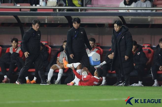 포항 오베르단이 6일 포항 스틸야드에서 열린 탬피니스와의 2025~26 ACL2 조별리그 4차전 중 부상을 입고 쓰러졌다. 사진=프로축구연맹