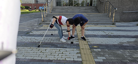 경기도민인권모니터단이 행정복지센터를 현장점검하고 있다. [사진=경기도]