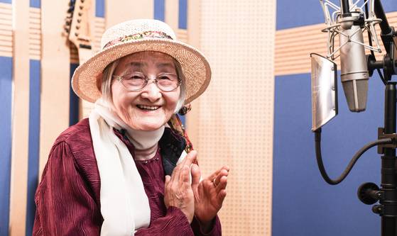 95세 가수 박정란 할머니가 인천 계양구 솔담뮤직 녹음실에서 연습을 하고 있다. 김경록 기자