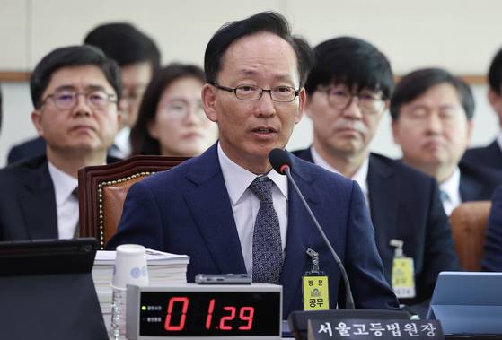 김대웅 서울고등법원장이 지난달 20일 국회에서 열린 법제사법위원회의 서울고법·서울중앙지법 등에 대한 국정감사에서 의원 질의에 답하고 있다. 임현동 기자